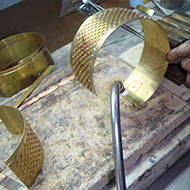 createur-fabricant-bijoux-atelier-soudure-bracelet-laiton